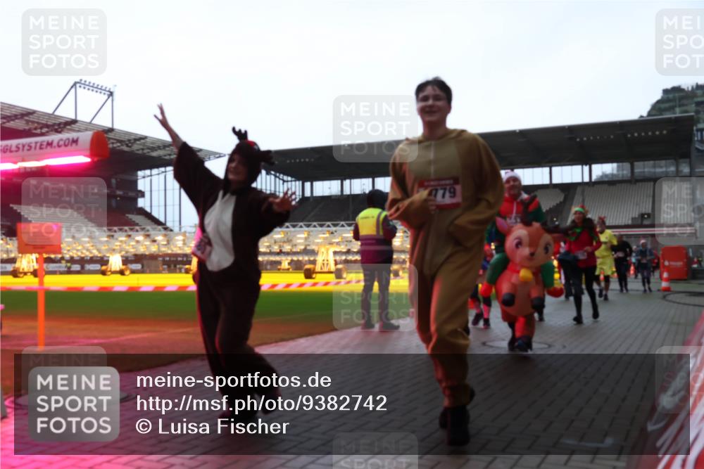 07.12.2025 - St. Pauli X-Mass-Run No. 15 Luisa Fischer http://msf.ph/oto/9382742 07.12.2025 10:50:21 Ziel 479, 40, 157, 890, 904, 905, 916, 1035, 1179, 1232, 2100, 2201, 2299, 2301, 2338, 2340, 2341, 2421, 2575, 2777, 2779, 3026, 3030, 3380, 4855 meine-sportfotos.de