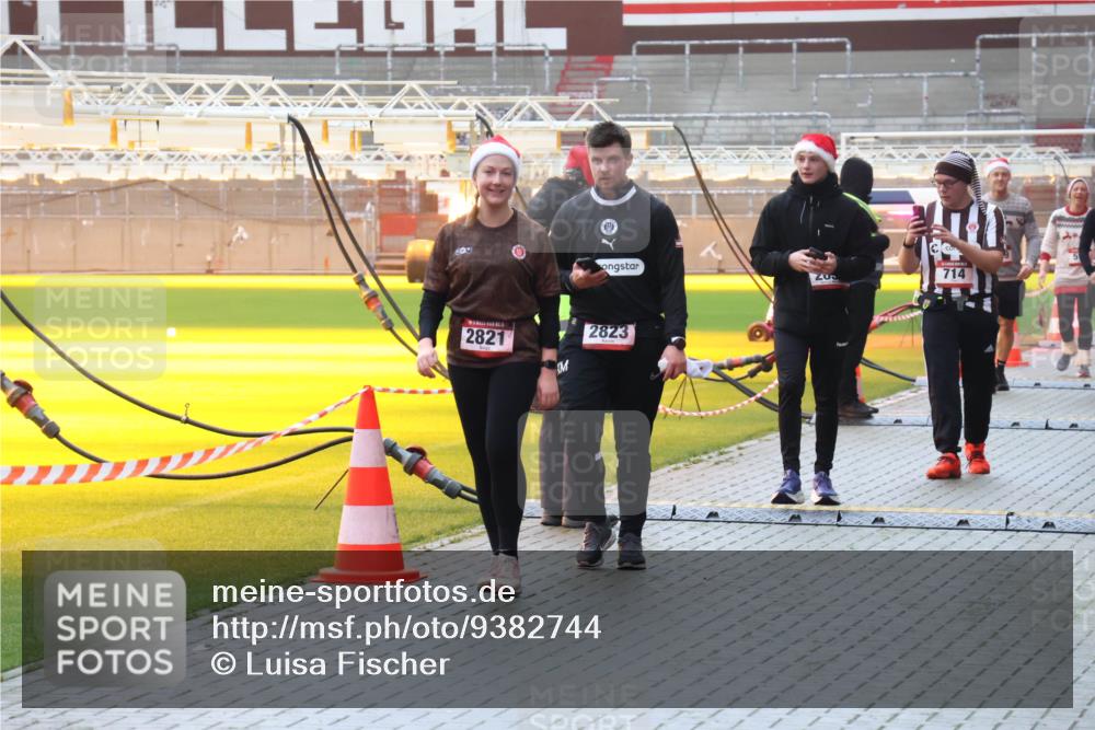 07.12.2025 - St. Pauli X-Mass-Run No. 15 Luisa Fischer http://msf.ph/oto/9382744 07.12.2025 11:24:07 Ziel 2821, 2823, 714, 593, 714, 1141, 2037, 2387, 2389, 2409, 2814, 2821, 2823, 3071, 3190, 3191, 3302, 4648 meine-sportfotos.de