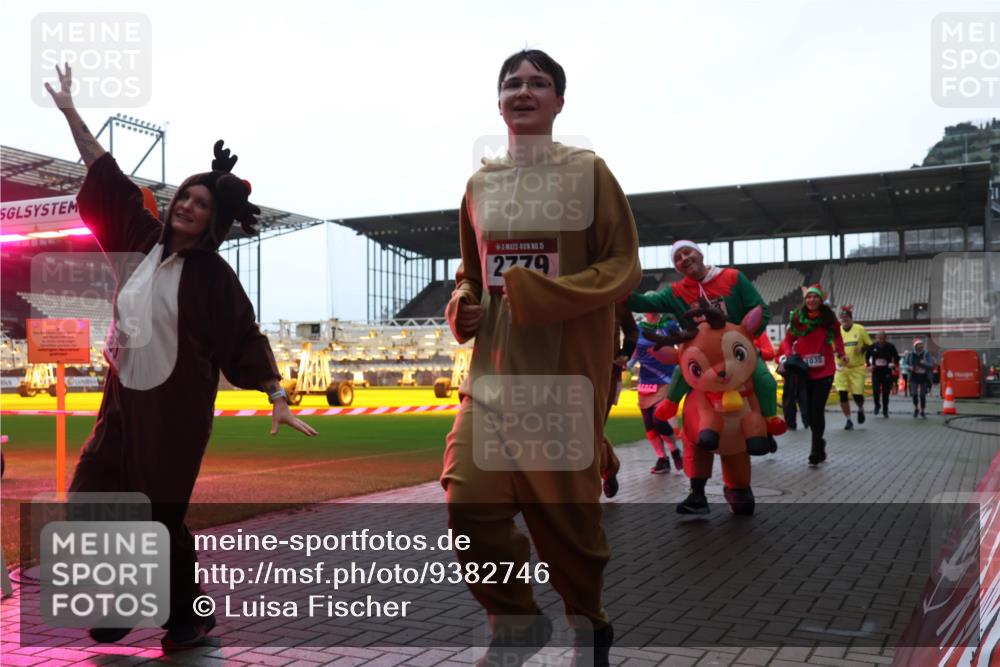 07.12.2025 - St. Pauli X-Mass-Run No. 15 Luisa Fischer http://msf.ph/oto/9382746 07.12.2025 10:50:21 Ziel 2779, 035, 40, 157, 890, 904, 905, 916, 1035, 1179, 1232, 2100, 2201, 2299, 2301, 2338, 2340, 2341, 2421, 2575, 2777, 2779, 3026, 3030, 3380, 4855 meine-sportfotos.de