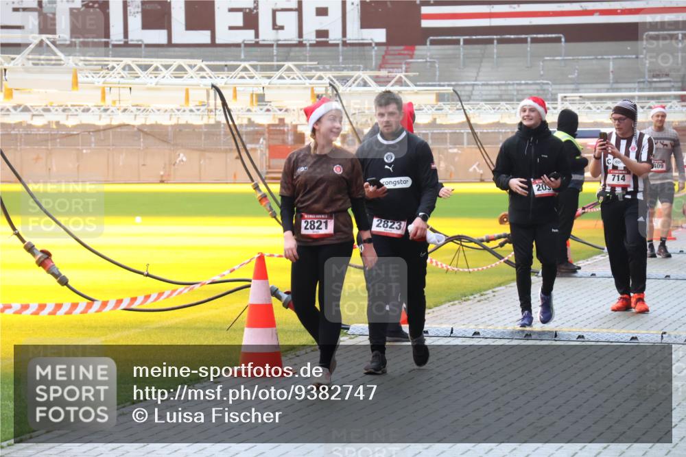 07.12.2025 - St. Pauli X-Mass-Run No. 15 Luisa Fischer http://msf.ph/oto/9382747 07.12.2025 11:24:08 Ziel 2821, 2823, 205, 714, 409, 593, 714, 1141, 2037, 2387, 2389, 2409, 2814, 2821, 2823, 3071, 3190, 3191, 3302, 4648 meine-sportfotos.de