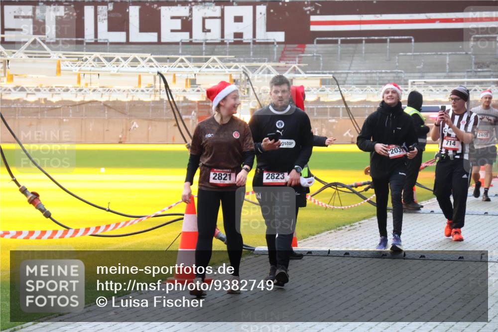 07.12.2025 - St. Pauli X-Mass-Run No. 15 Luisa Fischer http://msf.ph/oto/9382749 07.12.2025 11:24:08 Ziel 2031, 714, 2821, 2823, 2409, 593, 714, 1141, 2037, 2387, 2389, 2409, 2814, 2821, 2823, 3071, 3190, 3191, 3302, 4648 meine-sportfotos.de