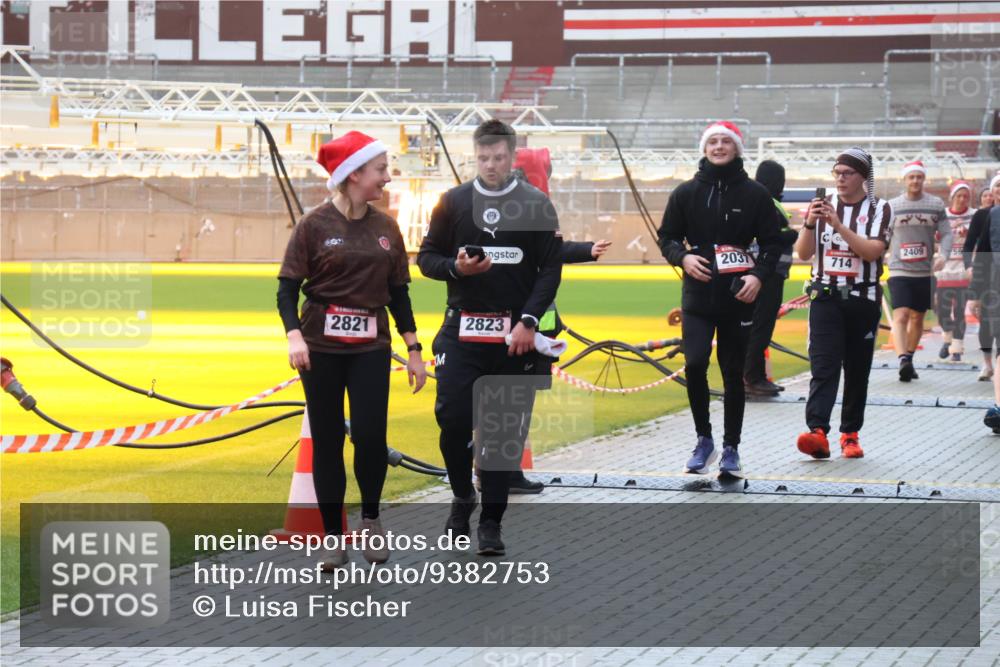 07.12.2025 - St. Pauli X-Mass-Run No. 15 Luisa Fischer http://msf.ph/oto/9382753 07.12.2025 11:24:08 Ziel 2821, 2823, 2037, 2409, 714, 593, 714, 1141, 2037, 2387, 2389, 2409, 2814, 2821, 2823, 3071, 3190, 3191, 3302, 4648 meine-sportfotos.de