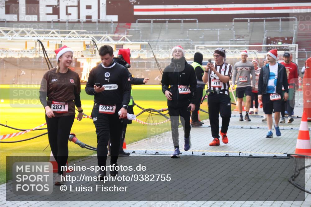 07.12.2025 - St. Pauli X-Mass-Run No. 15 Luisa Fischer http://msf.ph/oto/9382755 07.12.2025 11:24:09 Ziel 2821, 2409, 714, 2037, 2823, 2812, 593, 714, 1141, 2037, 2387, 2389, 2409, 2814, 2821, 2823, 3071, 3190, 3191, 3302, 4648 meine-sportfotos.de