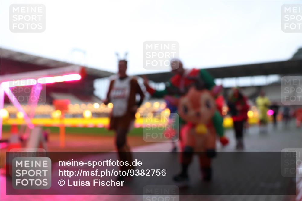 07.12.2025 - St. Pauli X-Mass-Run No. 15 Luisa Fischer http://msf.ph/oto/9382756 07.12.2025 10:50:23 Ziel 40, 157, 904, 905, 916, 1035, 1179, 1232, 2100, 2201, 2299, 2301, 2338, 2340, 2341, 2575, 2777, 2779, 3026, 3030, 3380, 4855 meine-sportfotos.de