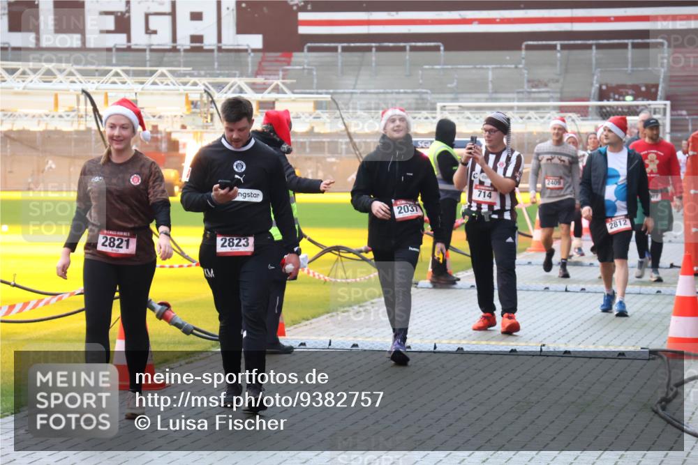 07.12.2025 - St. Pauli X-Mass-Run No. 15 Luisa Fischer http://msf.ph/oto/9382757 07.12.2025 11:24:09 Ziel 2821, 2037, 2823, 2409, 714, 2812, 593, 714, 1141, 2037, 2387, 2389, 2409, 2814, 2821, 2823, 3071, 3190, 3191, 3302, 4648 meine-sportfotos.de