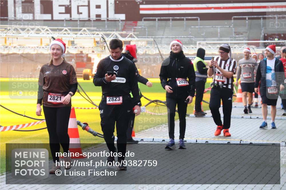 07.12.2025 - St. Pauli X-Mass-Run No. 15 Luisa Fischer http://msf.ph/oto/9382759 07.12.2025 11:24:09 Ziel 5, 2821, 2823, 2037, 714, 2409, 2812, 593, 714, 1141, 2037, 2387, 2389, 2409, 2814, 2821, 2823, 3071, 3190, 3191, 3302, 4648 meine-sportfotos.de