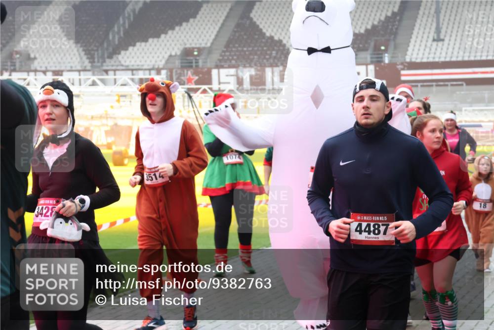 07.12.2025 - St. Pauli X-Mass-Run No. 15 Luisa Fischer http://msf.ph/oto/9382763 07.12.2025 10:13:15 Ziel 15, 3428, 3514, 1074, 15, 4487, 18, 9, 18, 80, 938, 1070, 1072, 1074, 1077, 1397, 1733, 2687, 2711, 2712, 2758, 2760, 2770, 3040, 3428, 3514, 3551, 3557, 3585, 3588, 3799, 3834, 3836, 4487 meine-sportfotos.de