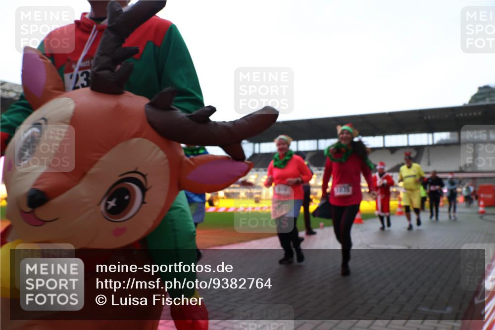 07.12.2025 - St. Pauli X-Mass-Run No. 15 Luisa Fischer http://msf.ph/oto/9382764 07.12.2025 10:50:24 Ziel 23, 1825, 40, 157, 904, 905, 916, 1035, 1179, 1232, 2100, 2201, 2299, 2338, 2340, 2341, 2575, 2777, 2779, 3026, 3030, 3380, 4855 meine-sportfotos.de