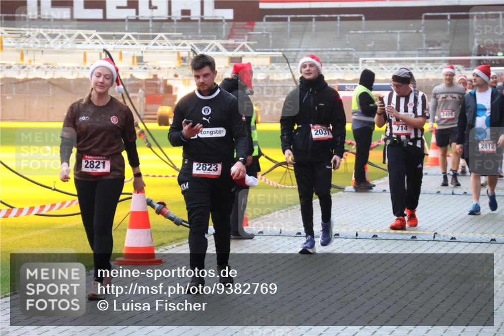 07.12.2025 - St. Pauli X-Mass-Run No. 15 Luisa Fischer http://msf.ph/oto/9382769 07.12.2025 11:24:10 Ziel 2821, 2823, 714, 2037, 2409, 2812, 593, 714, 1141, 2037, 2387, 2389, 2409, 2814, 2821, 2823, 3071, 3190, 3191, 3302, 4648 meine-sportfotos.de