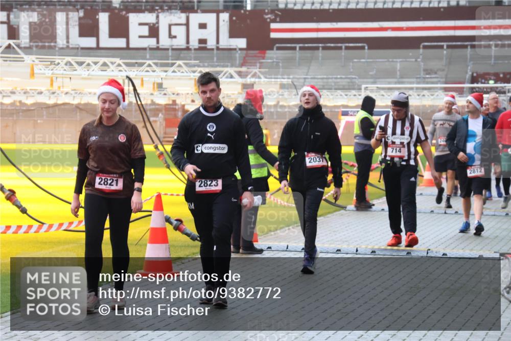 07.12.2025 - St. Pauli X-Mass-Run No. 15 Luisa Fischer http://msf.ph/oto/9382772 07.12.2025 11:24:10 Ziel 899, 2821, 2823, 2037, 24, 714, 2812, 593, 714, 1141, 2037, 2387, 2389, 2409, 2814, 2821, 2823, 3071, 3190, 3191, 3302, 4648 meine-sportfotos.de