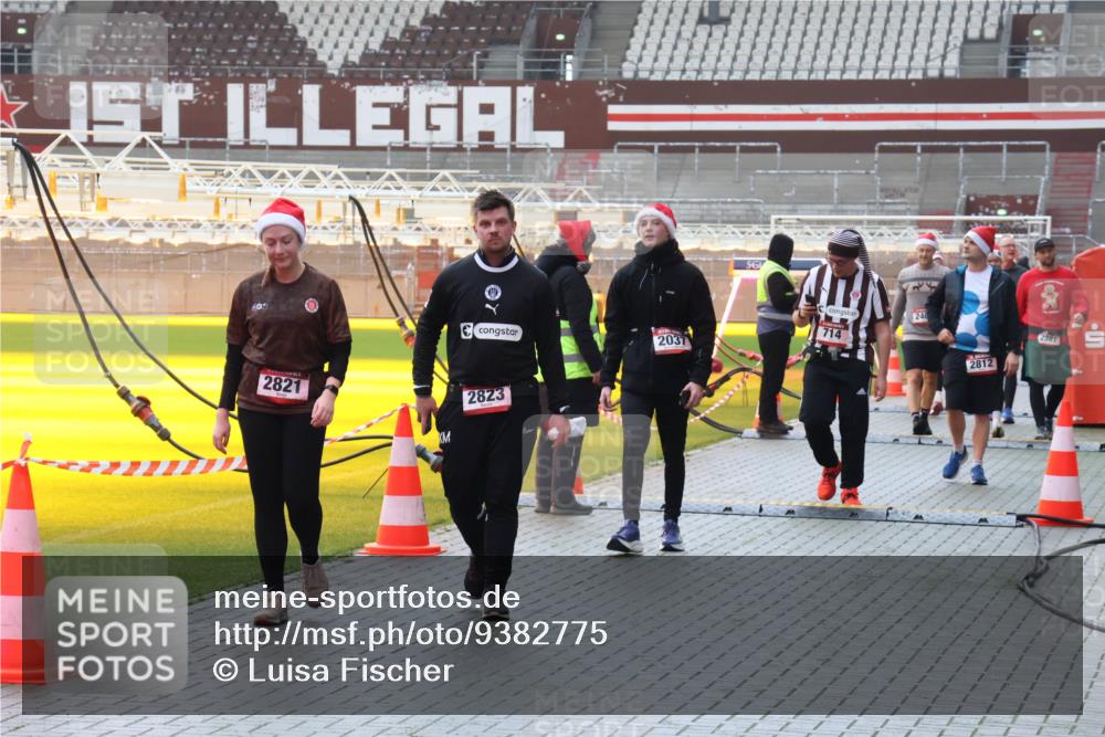 07.12.2025 - St. Pauli X-Mass-Run No. 15 Luisa Fischer http://msf.ph/oto/9382775 07.12.2025 11:24:10 Ziel 9018, 2821, 2823, 2037, 714, 240, 2812, 2367, 593, 714, 1141, 2037, 2387, 2389, 2409, 2814, 2821, 2823, 3071, 3190, 3191, 3302, 4648 meine-sportfotos.de