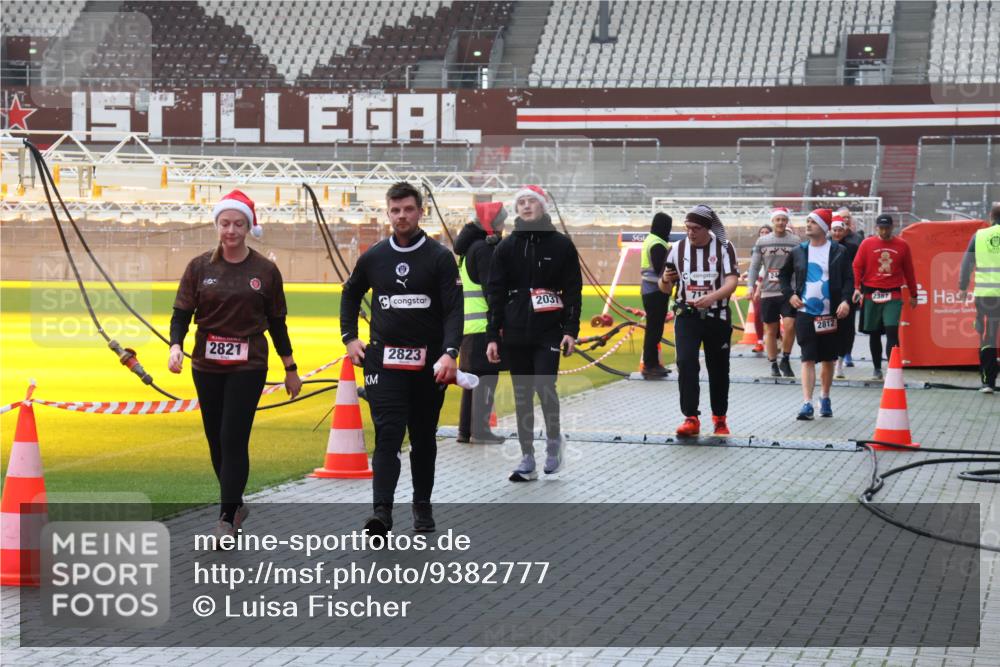 07.12.2025 - St. Pauli X-Mass-Run No. 15 Luisa Fischer http://msf.ph/oto/9382777 07.12.2025 11:24:11 Ziel 808, 2821, 2037, 2823, 2812, 2387, 593, 714, 2037, 2387, 2389, 2409, 2814, 3071, 3190, 3191, 3302, 4648 meine-sportfotos.de