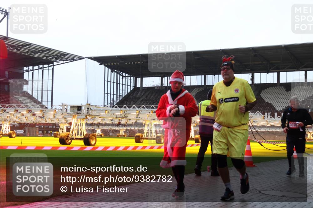 07.12.2025 - St. Pauli X-Mass-Run No. 15 Luisa Fischer http://msf.ph/oto/9382782 07.12.2025 10:50:26 Ziel 40, 157, 904, 905, 916, 1035, 1179, 1232, 2100, 2201, 2338, 2340, 2341, 2575, 2777, 2779, 3026, 3030, 3380, 4855 meine-sportfotos.de