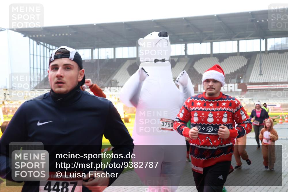 07.12.2025 - St. Pauli X-Mass-Run No. 15 Luisa Fischer http://msf.ph/oto/9382787 07.12.2025 10:13:16 Ziel 5, 4487, 3799, 9, 18, 80, 938, 1070, 1072, 1074, 1077, 1397, 1733, 2687, 2711, 2712, 2758, 2760, 2770, 3040, 3428, 3514, 3551, 3557, 3585, 3588, 3589, 3799, 3834, 3836, 4487 meine-sportfotos.de