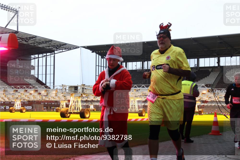 07.12.2025 - St. Pauli X-Mass-Run No. 15 Luisa Fischer http://msf.ph/oto/9382788 07.12.2025 10:50:27 Ziel 2100, 3026, 40, 904, 905, 916, 1035, 1179, 1232, 2100, 2201, 2338, 2340, 2341, 2575, 2777, 2779, 3026, 3030, 3380, 4855 meine-sportfotos.de