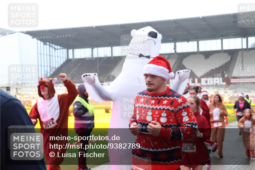 07.12.2025 - St. Pauli X-Mass-Run No. 15 Luisa Fischer http://msf.ph/oto/9382789 07.12.2025 10:13:17 Ziel 3514, 3836, 9, 18, 80, 938, 1070, 1072, 1074, 1126, 1397, 1733, 2687, 2711, 2712, 2758, 2760, 2770, 3040, 3428, 3514, 3551, 3557, 3585, 3588, 3589, 3799, 3834, 3836, 4487 meine-sportfotos.de