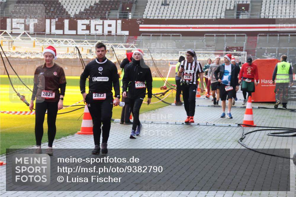 07.12.2025 - St. Pauli X-Mass-Run No. 15 Luisa Fischer http://msf.ph/oto/9382790 07.12.2025 11:24:11 Ziel 503, 2821, 2823, 2037, 714, 2812, 2387, 593, 714, 2037, 2387, 2389, 2409, 2814, 3071, 3190, 3191, 3302, 4648 meine-sportfotos.de