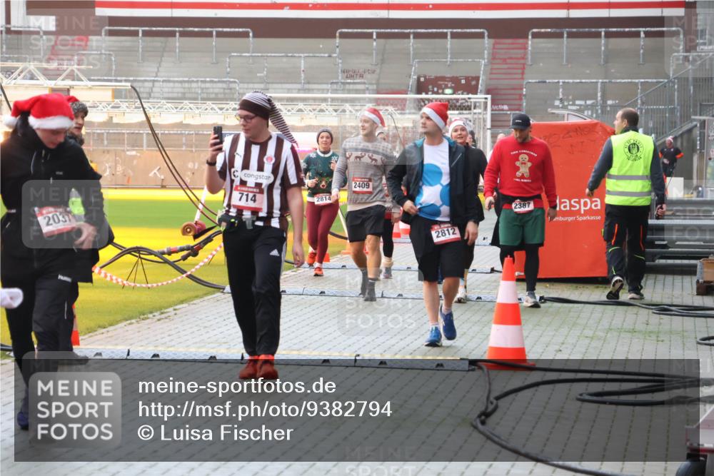 07.12.2025 - St. Pauli X-Mass-Run No. 15 Luisa Fischer http://msf.ph/oto/9382794 07.12.2025 11:24:12 Ziel 2037, 714, 2409, 2814, 2812, 2387, 593, 714, 813, 2037, 2387, 2389, 2409, 2814, 3071, 3190, 3191, 3302, 3361, 4648 meine-sportfotos.de
