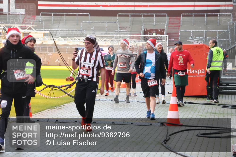 07.12.2025 - St. Pauli X-Mass-Run No. 15 Luisa Fischer http://msf.ph/oto/9382796 07.12.2025 11:24:12 Ziel 2409, 2814, 714, 2037, 2812, 2387, 593, 714, 813, 2037, 2387, 2389, 2409, 2814, 3071, 3190, 3191, 3302, 3361, 4648 meine-sportfotos.de