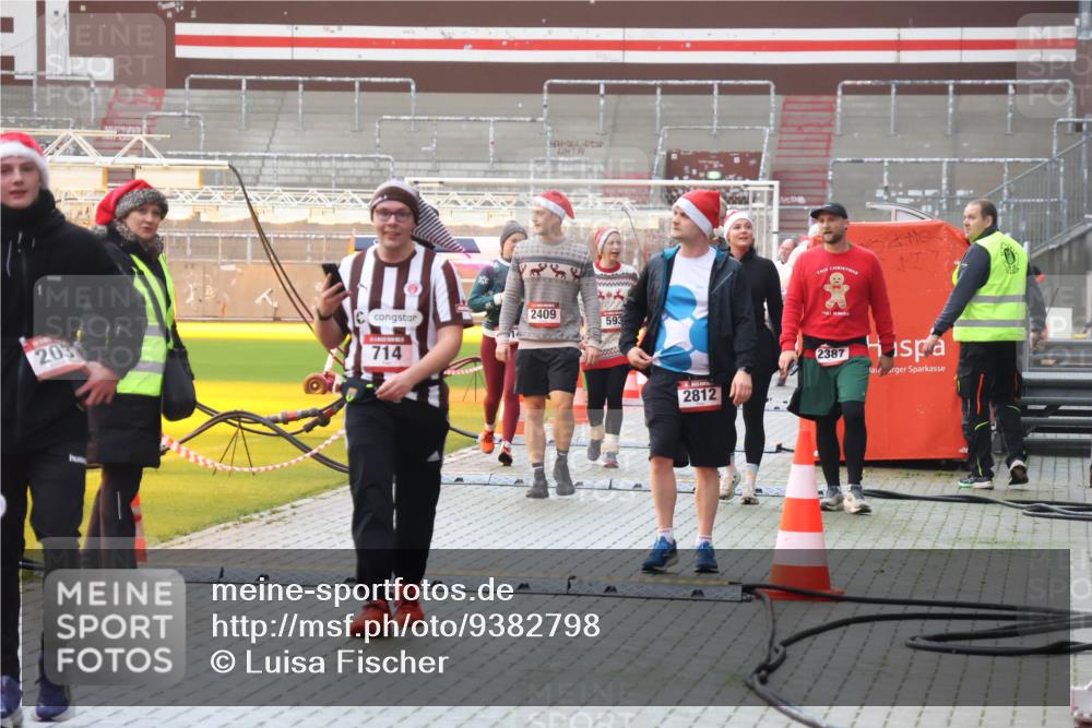07.12.2025 - St. Pauli X-Mass-Run No. 15 Luisa Fischer http://msf.ph/oto/9382798 07.12.2025 11:24:13 Ziel 203, 2409, 593, 714, 2812, 2387, 593, 714, 813, 2037, 2387, 2389, 2409, 2814, 3071, 3190, 3191, 3302, 3361, 4648, 4840, 4841 meine-sportfotos.de