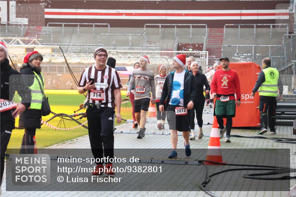 07.12.2025 - St. Pauli X-Mass-Run No. 15 Luisa Fischer http://msf.ph/oto/9382801 07.12.2025 11:24:13 Ziel 2409, 2031, 714, 2812, 2387, 593, 714, 813, 2037, 2387, 2389, 2409, 2814, 3071, 3190, 3191, 3302, 3361, 4648, 4840, 4841 meine-sportfotos.de