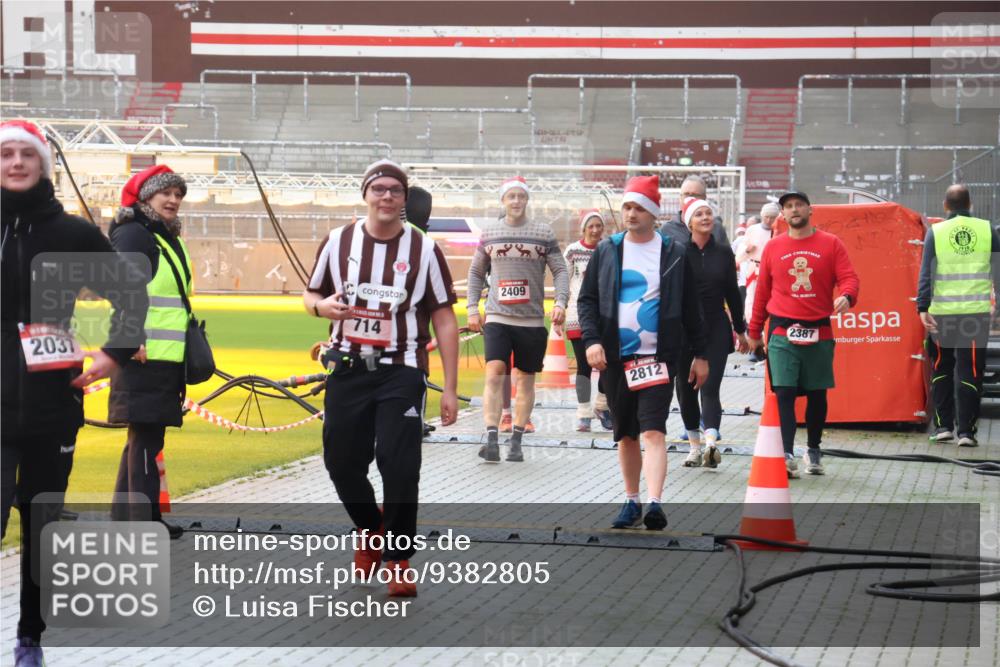 07.12.2025 - St. Pauli X-Mass-Run No. 15 Luisa Fischer http://msf.ph/oto/9382805 07.12.2025 11:24:13 Ziel 2037, 714, 2409, 4534, 70, 68, 2812, 2387, 593, 714, 813, 2037, 2387, 2389, 2409, 2814, 3071, 3190, 3191, 3302, 3361, 4648, 4840, 4841 meine-sportfotos.de