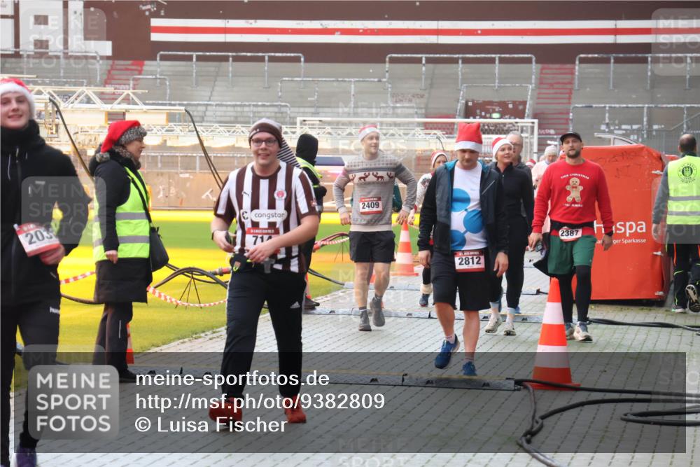 07.12.2025 - St. Pauli X-Mass-Run No. 15 Luisa Fischer http://msf.ph/oto/9382809 07.12.2025 11:24:14 Ziel 203, 2409, 71, 2812, 2387, 1910, 593, 714, 813, 2037, 2387, 2389, 2409, 2814, 3071, 3190, 3191, 3302, 3361, 4648, 4840, 4841 meine-sportfotos.de