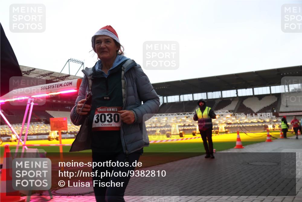 07.12.2025 - St. Pauli X-Mass-Run No. 15 Luisa Fischer http://msf.ph/oto/9382810 07.12.2025 10:50:30 Ziel 15, 3030, 40, 904, 905, 916, 1035, 1232, 2100, 2201, 2338, 2340, 2341, 2575, 2777, 2779, 3026, 3030, 3380, 4110, 4111, 4855 meine-sportfotos.de