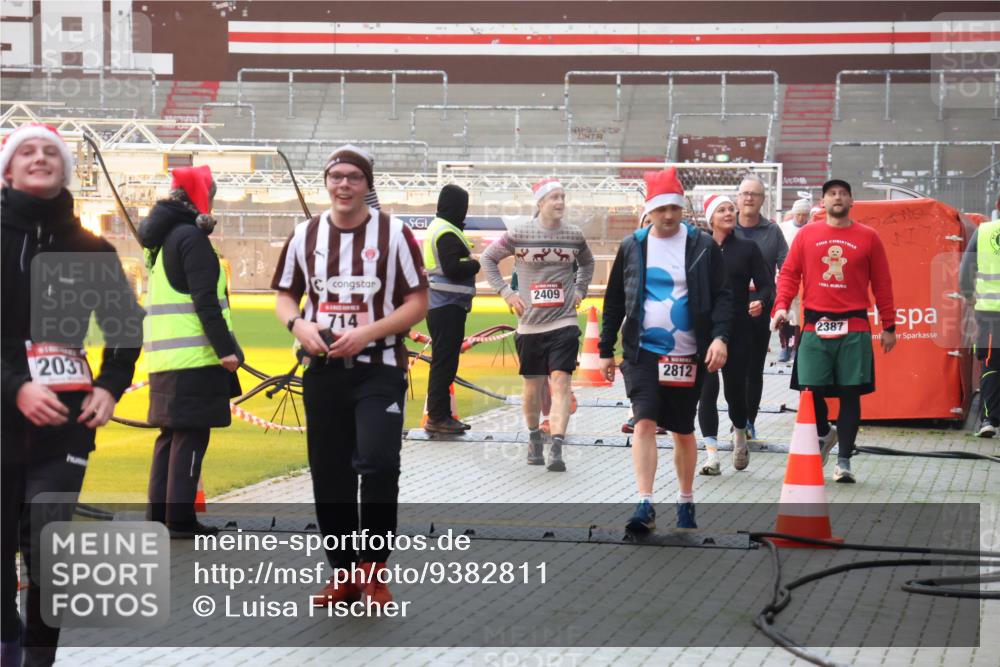 07.12.2025 - St. Pauli X-Mass-Run No. 15 Luisa Fischer http://msf.ph/oto/9382811 07.12.2025 11:24:14 Ziel 2031, 714, 2409, 2812, 2387, 593, 714, 813, 2037, 2387, 2389, 2409, 2814, 3071, 3190, 3191, 3302, 3361, 4648, 4840, 4841 meine-sportfotos.de