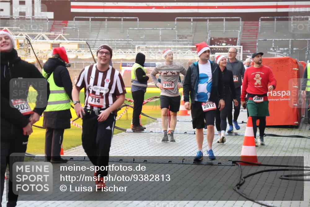 07.12.2025 - St. Pauli X-Mass-Run No. 15 Luisa Fischer http://msf.ph/oto/9382813 07.12.2025 11:24:14 Ziel 203, 714, 2409, 453370, 469, 2812, 71, 2387, 593, 714, 813, 2037, 2387, 2389, 2409, 2814, 3071, 3190, 3191, 3302, 3361, 4648, 4840, 4841 meine-sportfotos.de
