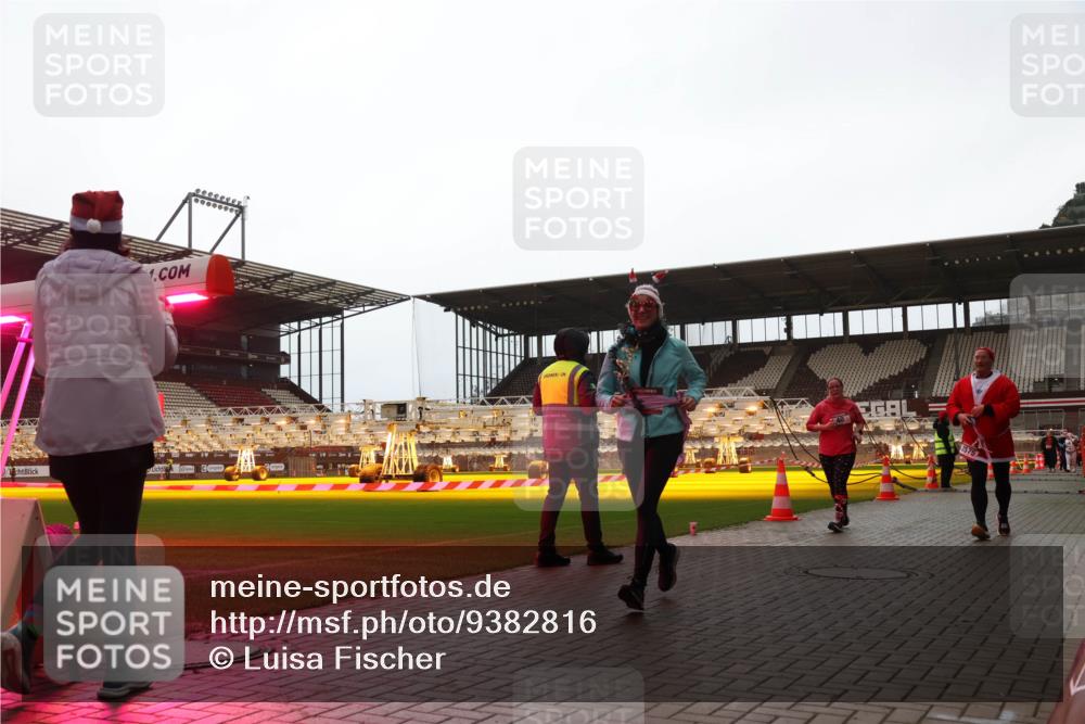 07.12.2025 - St. Pauli X-Mass-Run No. 15 Luisa Fischer http://msf.ph/oto/9382816 07.12.2025 10:50:36 Ziel 2575, 40, 904, 905, 916, 1035, 1232, 2100, 2201, 2338, 2340, 2341, 2575, 2582, 2583, 2584, 2777, 2779, 3026, 3030, 3287, 3291, 3380, 4075, 4110, 4111, 4756, 4757, 4759, 4855 meine-sportfotos.de