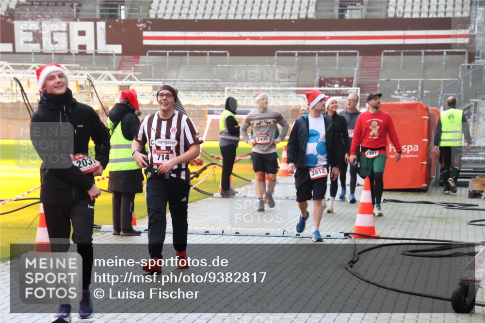 07.12.2025 - St. Pauli X-Mass-Run No. 15 Luisa Fischer http://msf.ph/oto/9382817 07.12.2025 11:24:15 Ziel 203, 714, 2409, 07, 2812, 2387, 593, 714, 813, 2037, 2387, 2389, 2409, 2814, 3071, 3190, 3191, 3302, 3361, 4648, 4840, 4841 meine-sportfotos.de
