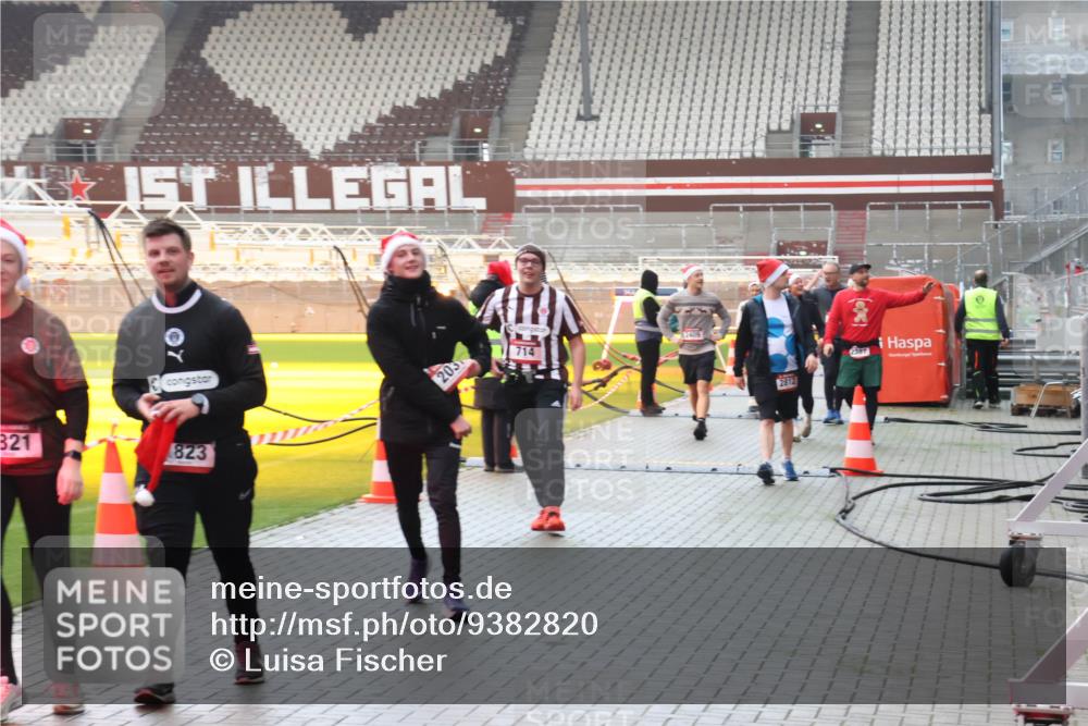 07.12.2025 - St. Pauli X-Mass-Run No. 15 Luisa Fischer http://msf.ph/oto/9382820 07.12.2025 11:24:15 Ziel 07, 321, 823, 203, 714, 2409, 2812, 2387, 593, 714, 813, 2037, 2387, 2389, 2409, 2814, 3071, 3190, 3191, 3302, 3361, 4648, 4840, 4841 meine-sportfotos.de
