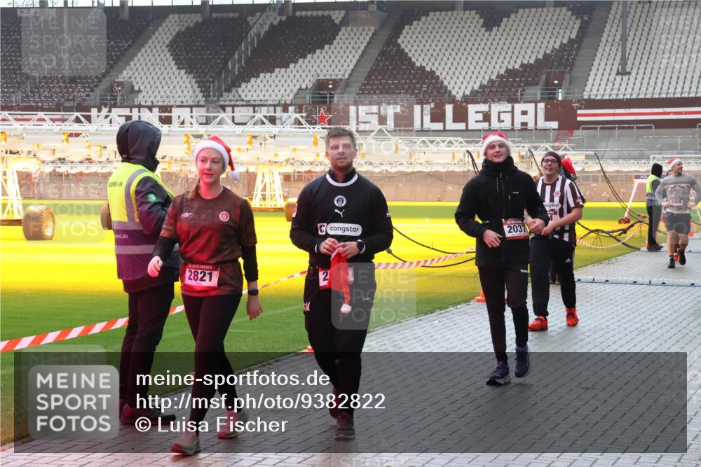 07.12.2025 - St. Pauli X-Mass-Run No. 15 Luisa Fischer http://msf.ph/oto/9382822 07.12.2025 11:24:16 Ziel 2821, 2037, 2409, 593, 714, 813, 2037, 2387, 2389, 2409, 2814, 3071, 3190, 3191, 3302, 3361, 4648, 4840, 4841 meine-sportfotos.de
