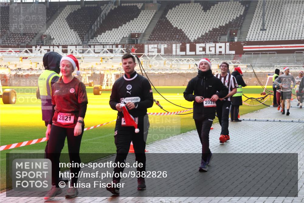 07.12.2025 - St. Pauli X-Mass-Run No. 15 Luisa Fischer http://msf.ph/oto/9382826 07.12.2025 11:24:16 Ziel 2821, 2037, 2409, 593, 714, 813, 2037, 2387, 2389, 2409, 2814, 3071, 3190, 3191, 3302, 3361, 4648, 4840, 4841 meine-sportfotos.de