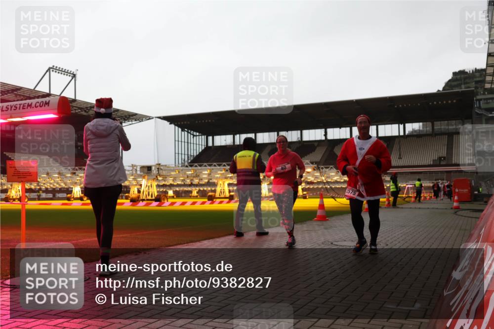 07.12.2025 - St. Pauli X-Mass-Run No. 15 Luisa Fischer http://msf.ph/oto/9382827 07.12.2025 10:50:38 Ziel 40, 2575, 40, 904, 905, 916, 1035, 1232, 2100, 2201, 2250, 2338, 2340, 2341, 2460, 2575, 2582, 2583, 2584, 2777, 2779, 3026, 3030, 3287, 3291, 3380, 4075, 4110, 4111, 4756, 4757, 4759, 4855 meine-sportfotos.de