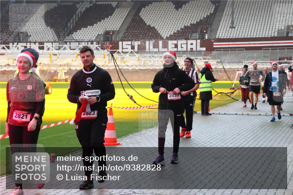 07.12.2025 - St. Pauli X-Mass-Run No. 15 Luisa Fischer http://msf.ph/oto/9382828 07.12.2025 11:24:16 Ziel 2037, 2821, 2623, 2409, 2812, 593, 714, 813, 2037, 2387, 2389, 2409, 2814, 3071, 3190, 3191, 3302, 3361, 4648, 4840, 4841 meine-sportfotos.de