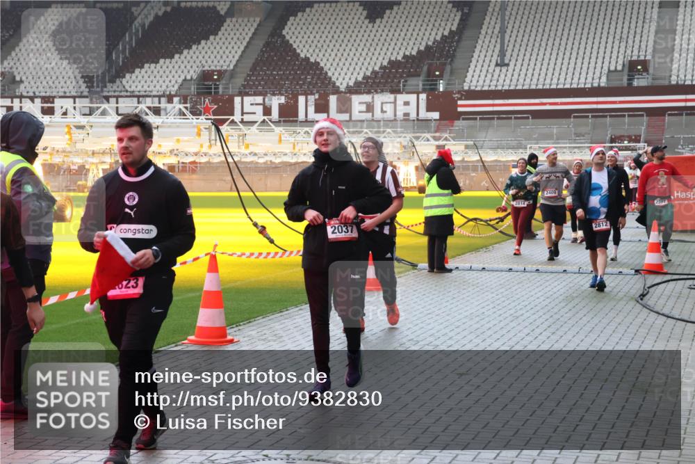 07.12.2025 - St. Pauli X-Mass-Run No. 15 Luisa Fischer http://msf.ph/oto/9382830 07.12.2025 11:24:17 Ziel 2037, 623, 2814, 2409, 2812, 2387, 593, 714, 813, 2037, 2387, 2389, 2409, 2814, 3071, 3190, 3191, 3302, 3361, 4648, 4840, 4841 meine-sportfotos.de