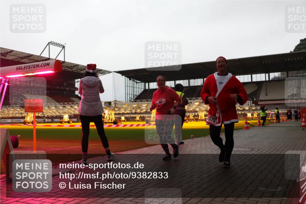 07.12.2025 - St. Pauli X-Mass-Run No. 15 Luisa Fischer http://msf.ph/oto/9382833 07.12.2025 10:50:38 Ziel 40, 2575, 40, 904, 905, 916, 1035, 1232, 2100, 2201, 2250, 2338, 2340, 2341, 2460, 2575, 2582, 2583, 2584, 2777, 2779, 3026, 3030, 3287, 3291, 3380, 4075, 4110, 4111, 4756, 4757, 4759, 4855 meine-sportfotos.de