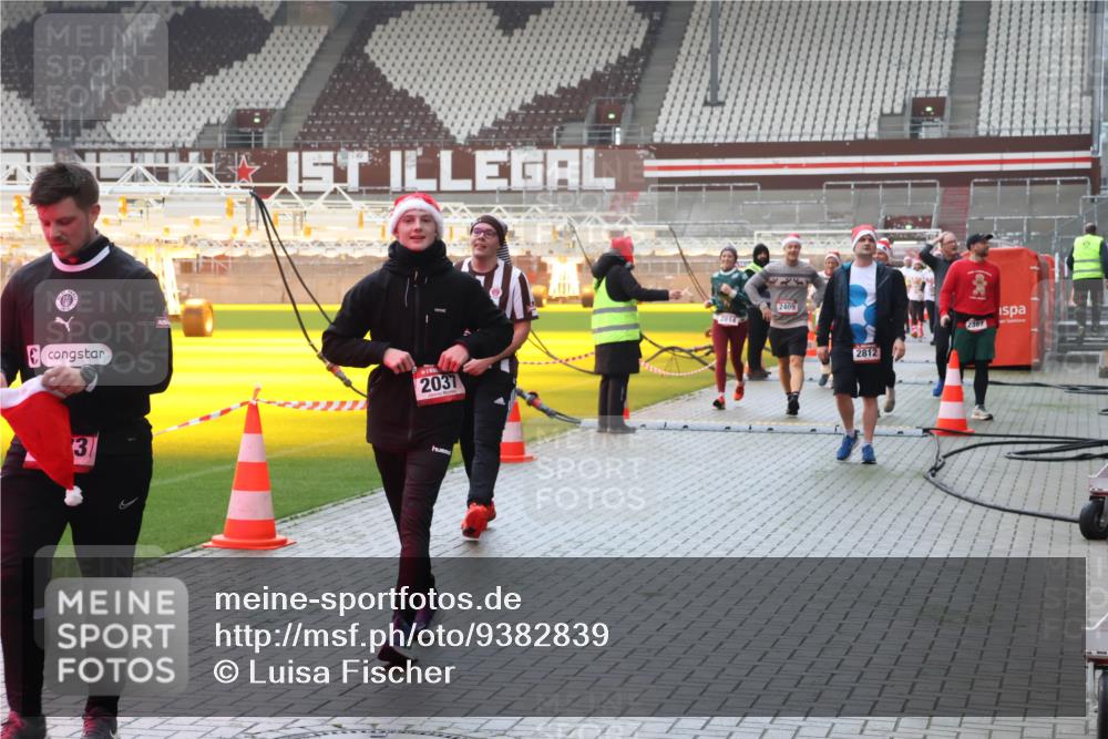 07.12.2025 - St. Pauli X-Mass-Run No. 15 Luisa Fischer http://msf.ph/oto/9382839 07.12.2025 11:24:17 Ziel 2037, 2814, 2409, 2812, 2387, 593, 714, 813, 2037, 2387, 2389, 2409, 2814, 3071, 3190, 3191, 3302, 3361, 4648, 4840, 4841 meine-sportfotos.de