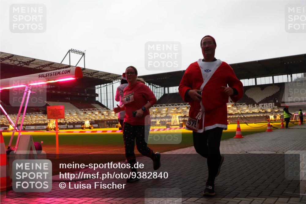 07.12.2025 - St. Pauli X-Mass-Run No. 15 Luisa Fischer http://msf.ph/oto/9382840 07.12.2025 10:50:39 Ziel 40, 2575, 40, 904, 905, 916, 1035, 1232, 2100, 2201, 2250, 2338, 2341, 2460, 2575, 2582, 2583, 2584, 2777, 2779, 3026, 3030, 3287, 3291, 3380, 4075, 4110, 4111, 4756, 4757, 4759, 4855 meine-sportfotos.de