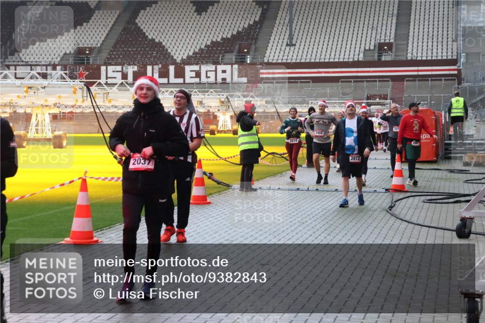 07.12.2025 - St. Pauli X-Mass-Run No. 15 Luisa Fischer http://msf.ph/oto/9382843 07.12.2025 11:24:17 Ziel 2037, 2814, 2409, 2812, 307, 593, 714, 813, 2037, 2387, 2389, 2409, 2814, 3071, 3190, 3191, 3302, 3361, 4648, 4840, 4841 meine-sportfotos.de