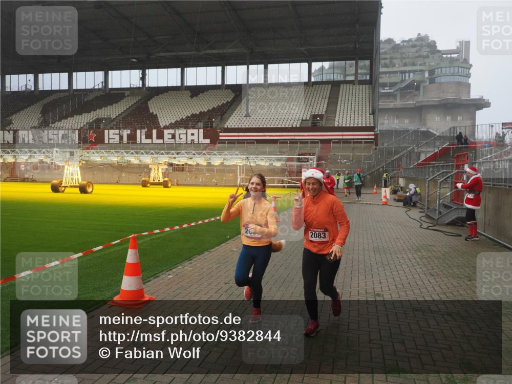 07.12.2025 - St. Pauli X-Mass-Run No. 15 Fabian Wolf http://msf.ph/oto/9382844 07.12.2025 10:10:26 Ziel 550, 962, 1399, 1571, 2083, 2087, 4358, 4507 meine-sportfotos.de