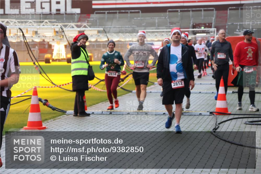 07.12.2025 - St. Pauli X-Mass-Run No. 15 Luisa Fischer http://msf.ph/oto/9382850 07.12.2025 11:24:18 Ziel 2814, 2409, 2812, 3071, 2387, 593, 813, 2037, 2387, 2389, 2409, 2814, 3071, 3190, 3191, 3302, 3361, 4648, 4840, 4841 meine-sportfotos.de