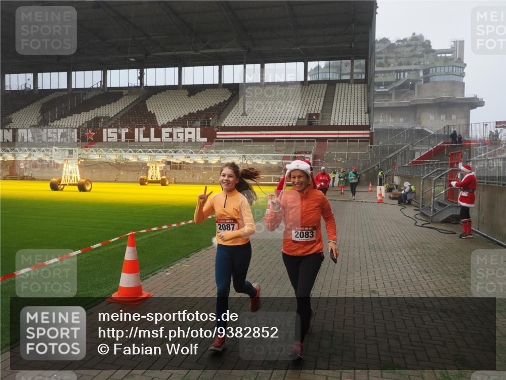 07.12.2025 - St. Pauli X-Mass-Run No. 15 Fabian Wolf http://msf.ph/oto/9382852 07.12.2025 10:10:27 Ziel 550, 962, 964, 1399, 1571, 2083, 2087, 4358, 4507 meine-sportfotos.de
