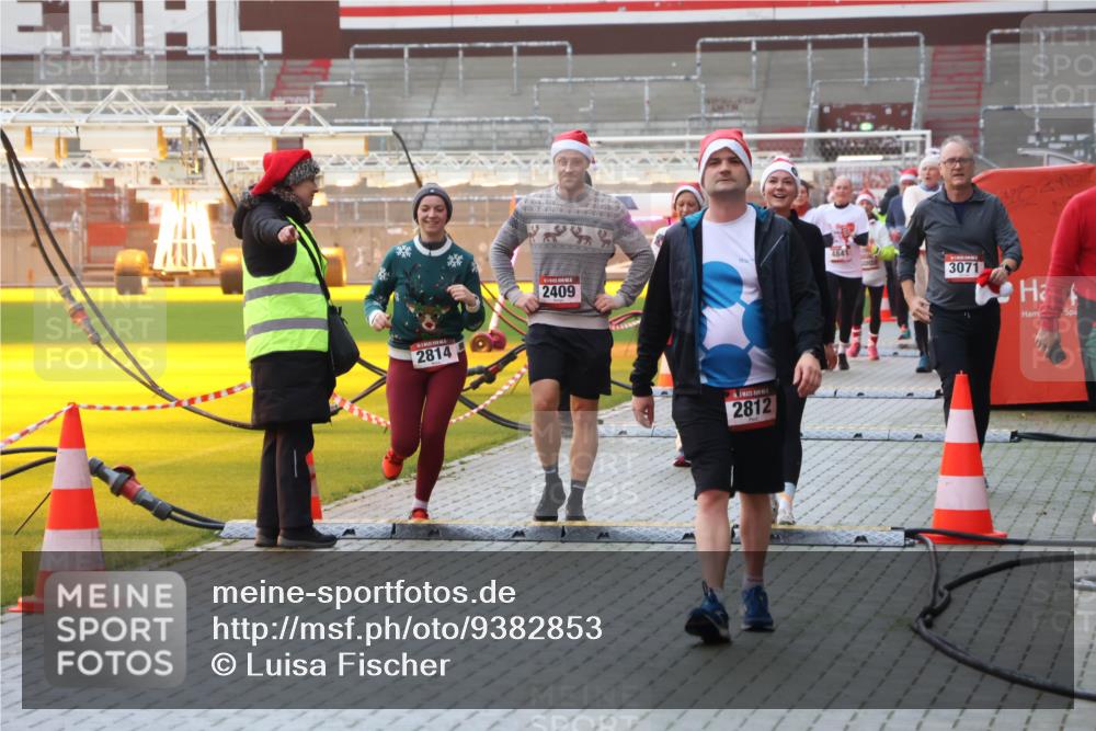 07.12.2025 - St. Pauli X-Mass-Run No. 15 Luisa Fischer http://msf.ph/oto/9382853 07.12.2025 11:24:18 Ziel 2814, 2409, 2812, 74702116, 4841, 3071, 593, 813, 2037, 2387, 2389, 2409, 2814, 3071, 3190, 3191, 3302, 3361, 4648, 4840, 4841 meine-sportfotos.de