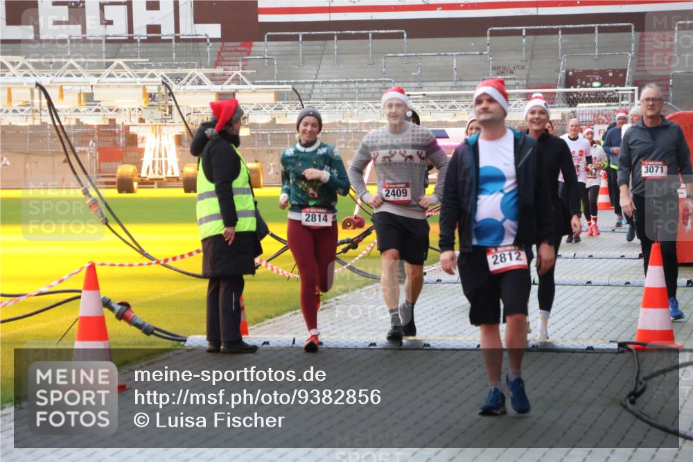07.12.2025 - St. Pauli X-Mass-Run No. 15 Luisa Fischer http://msf.ph/oto/9382856 07.12.2025 11:24:19 Ziel 2814, 2409, 2812, 3071, 593, 813, 2037, 2387, 2389, 2409, 2814, 3071, 3190, 3191, 3302, 3361, 4648, 4840, 4841 meine-sportfotos.de
