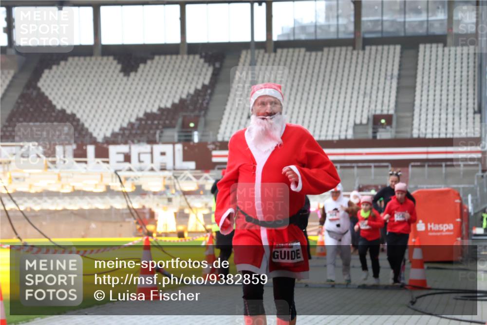 07.12.2025 - St. Pauli X-Mass-Run No. 15 Luisa Fischer http://msf.ph/oto/9382859 07.12.2025 10:50:52 Ziel 40, 904, 905, 1726, 1729, 1730, 2250, 2460, 2575, 2582, 2583, 2584, 2763, 3287, 3291, 3368, 4075, 4110, 4111, 4756, 4757, 4759, 4760, 4855 meine-sportfotos.de