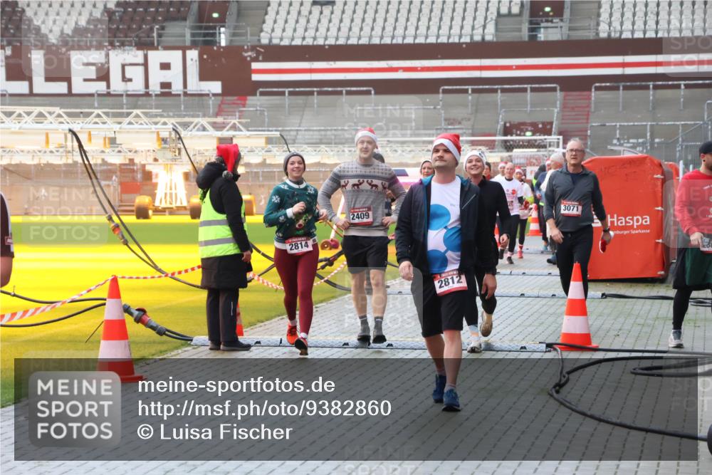 07.12.2025 - St. Pauli X-Mass-Run No. 15 Luisa Fischer http://msf.ph/oto/9382860 07.12.2025 11:24:19 Ziel 2814, 2409, 2812, 3071, 593, 813, 2037, 2387, 2389, 2409, 2814, 3071, 3190, 3191, 3302, 3361, 4648, 4840, 4841 meine-sportfotos.de