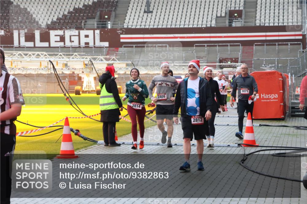 07.12.2025 - St. Pauli X-Mass-Run No. 15 Luisa Fischer http://msf.ph/oto/9382863 07.12.2025 11:24:19 Ziel 2814, 2409, 2812, 3071, 593, 813, 2037, 2387, 2389, 2409, 2814, 3071, 3190, 3191, 3302, 3361, 4648, 4840, 4841 meine-sportfotos.de